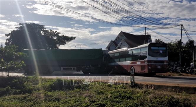 Bình Phước: Xe container đấu đầu xe khách, 4 người thương vong